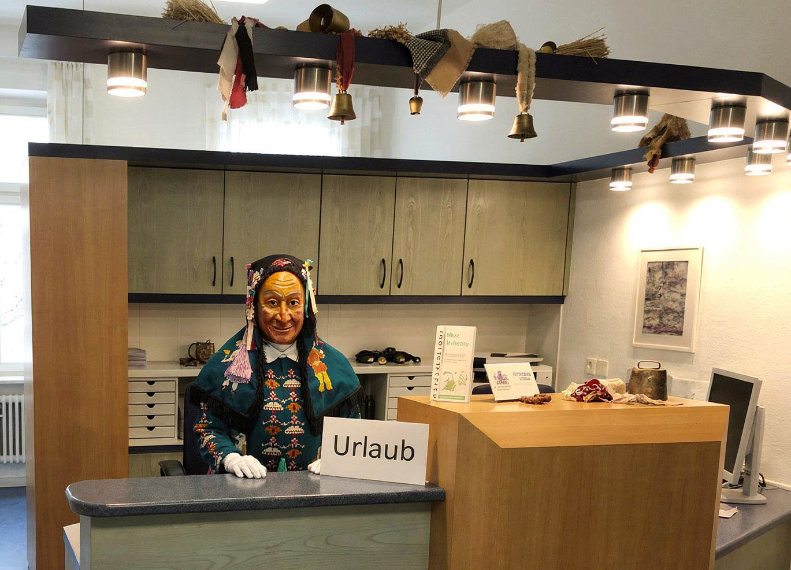 Fasnetsfigur im Rezeptionsbereich